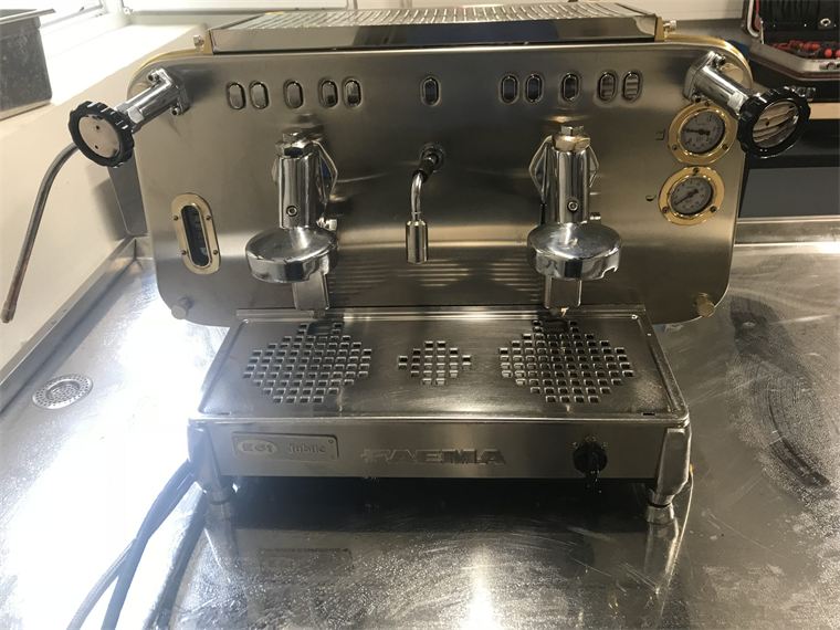 Überholte zweigruppige Espressomaschine in der Werkstatt