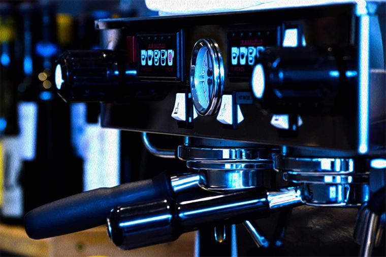 Siebträger an einer Gastronomie-Espressomaschine