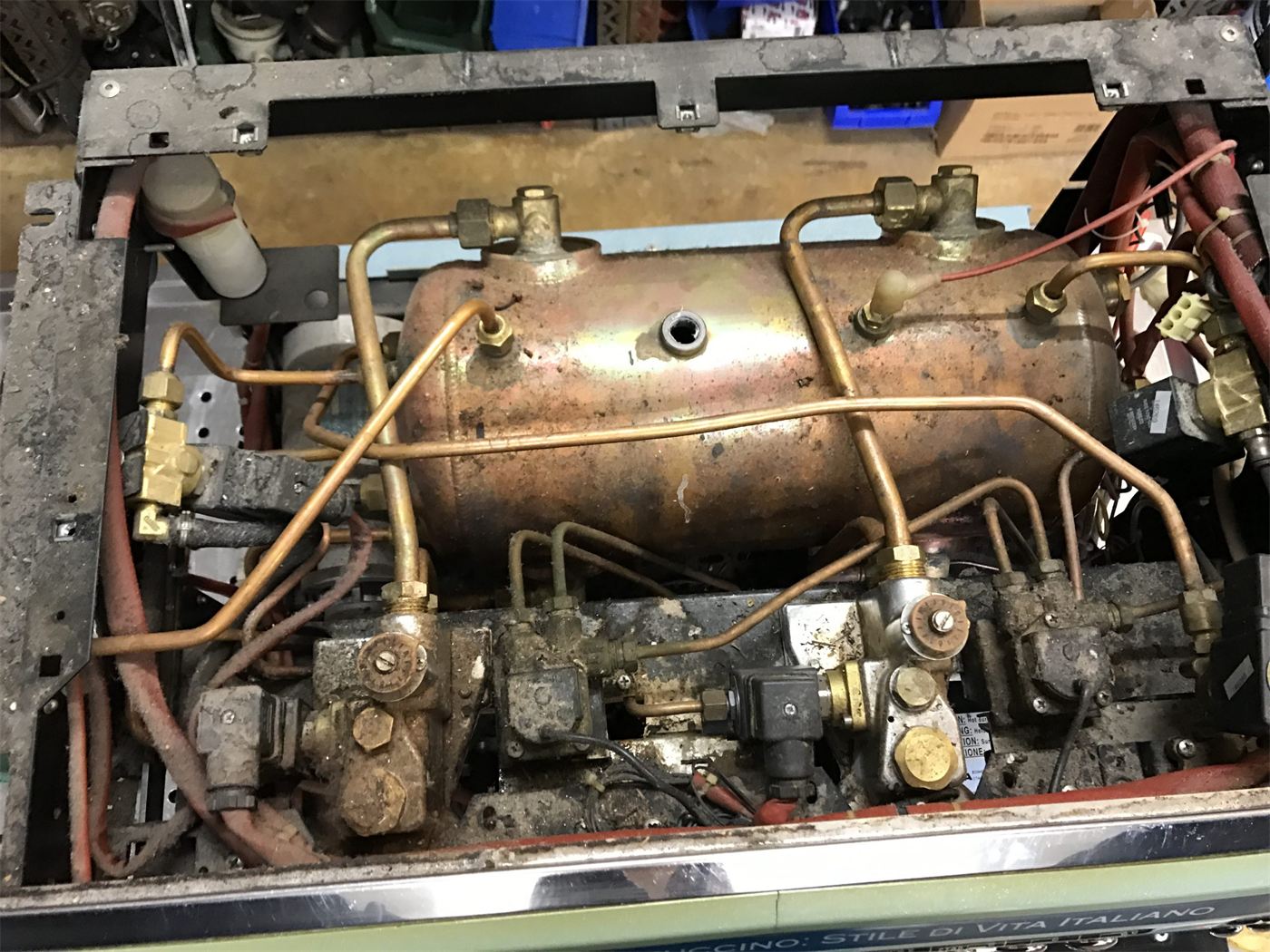 Dieselbe Maschine vor der Überholung: verkalkter Kessel, verschmutzte Ventile