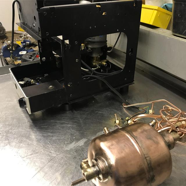 In Arbeit: Kessel ausgebaut, Rahmen auf dem Werktisch